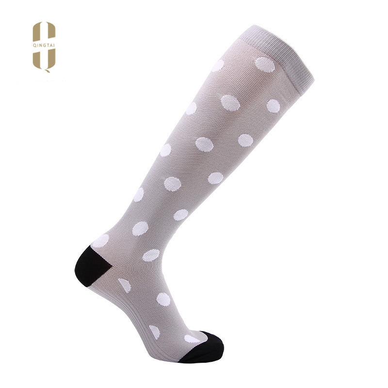 Custom logo anti slip sweat absorbent compression sports travel socks