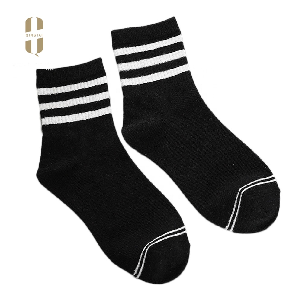 Wholesale fashion design student hip hop cheap white letter socks