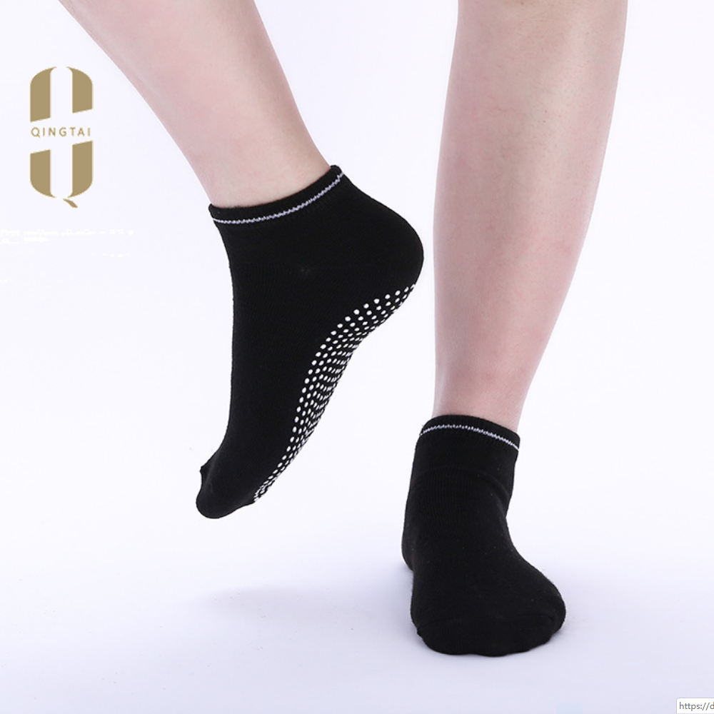custom colorful non slip sport yoga women socks
